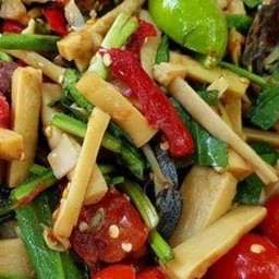 ตำหน่อไม้