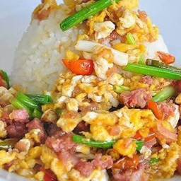 แหนมผัดไข่ราดข้าว