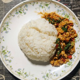 ผัดกะเพราไก่สับราดข้าว