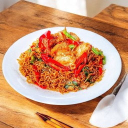 มาม่าผัดกะเพราหมูกรอบ