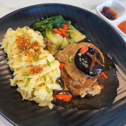 บะหมี่ไก่อบเห็ดหอม