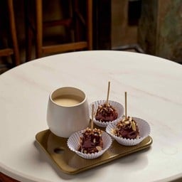 ปาท่องโก๋ ชอคโก้ดิป-อัลมอนด์ 3 ชิ้น + น้ำเต้าหู้