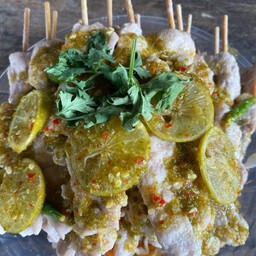 หมูนึ่งมะนาวเสียบไม้