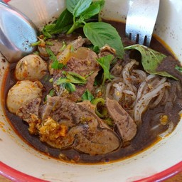 ก๋วยเตี๋ยวเรืออยุธยาตรงข้ามห้างสหแสงชัย