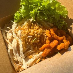 หมี่ไก่ฉีกฉ่ำใจ ท่วม ๆ อู้วแซ่บ แอร์พอตลิ้งลาดกระบัง