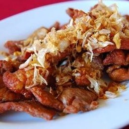 เนื้อทอดกระเทียมราดข้าว