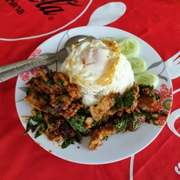 ข้าวกระเพราไก่สับไข่ดาว