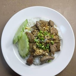 ตับผัดกระเทียมพริกไทยราดข้าว