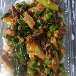 ผัดกะเพราปลากระป๋องราดข้าว