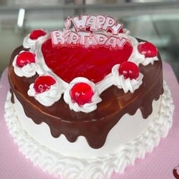 เค้กนมสดทรงหัวใจราดช็อคแต่งเยลลี่แยมสตอเบอรี่