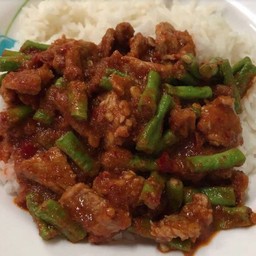 ผัดพริกแกงเนื้อราดข้าว