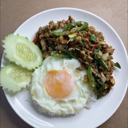 กระเพราหมูสับราดข้าว