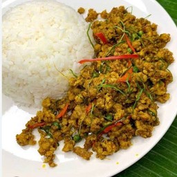 คั่วกลิ่งหมูสับราดข้าว