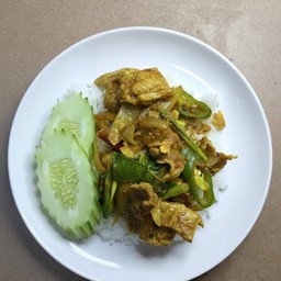 ผัดเผ็ดหมูราดข้าว