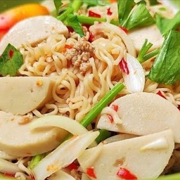 ยำมาม่า หมูสับ+หมูยอ