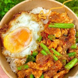ผัดพริกแกงหมูราดข้าวไข่ดาว
