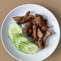 หมูแดดเดียวทอดน้ำปลาราดข้าว