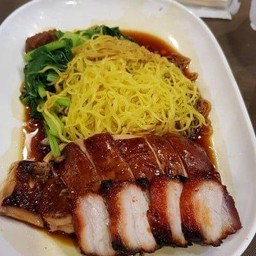 หมูกรอบบะหมี่สิงคโปร์