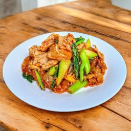 เส้นใหญ่ผัดซีอิ๊วหมูนุ่ม