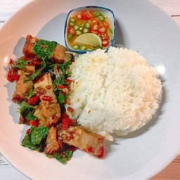 กระเพราหมูกรอบราดข้าว