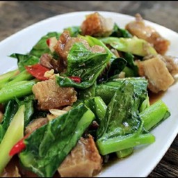 คะน้าหมูกรอบ