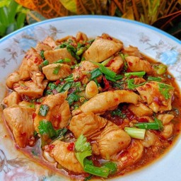 ผัดพริกแกงไก่ราดข้าว