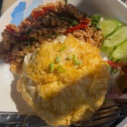 ข้าวกระเพราหมูสับไข่เจียว