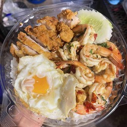 ข้าวกะเพรากุ้ง+ไก่ทอด+ไข่ดาว