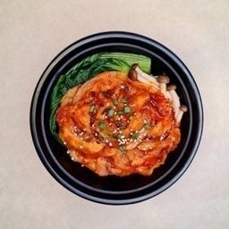 ข้าวหน้าสันคอหมูพ่นไฟ ซอสชิลลี่