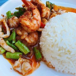 ผัดพริกแกงทะเลราดข้าว