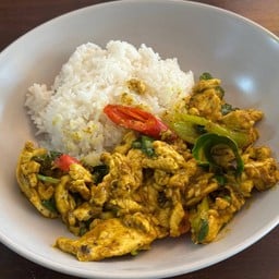 ข้าวพริกแกงใต้ไก่