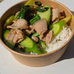 ผัดคะน้าราดข้าว