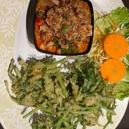 ยำผักบุ้งกรอบ