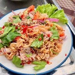 ยำมาม่าหมูสับ