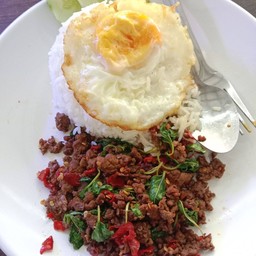 ข้้าวกะเพราเนื้อสับ + ไข่ดาว