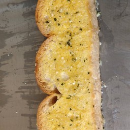 ขนมปังเนยกระเทียม