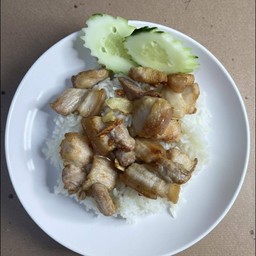 สามชั้นทอดน้ำปลาราดข้าว