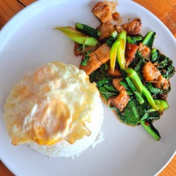 คะน้าหมูกรอบ