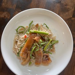 หมี่กระเฉดปลาหมึกกรอบ