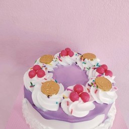 เค้กนมสดหน้านมม่วงแต่งเหรียญทองทิวลี่