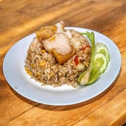 ข้าวผัดหมูกรอบ
