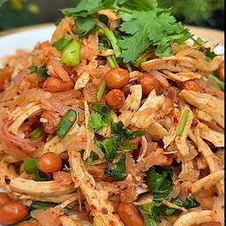 ร้าน หมี่ไก่ฉีก กระเพราแซ่บ หน้าซีเจสามแยกบางโค