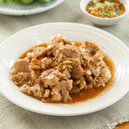 หมูกระเทียมหอมๆ (เป็นกับข้าว) ฟรีไข่ดาว