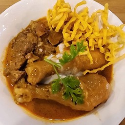 ข้าวซอยเซ็ทพิเศษ3 อย่าง ไก่เนื้อเส้น จ้าดลำเซ็ท