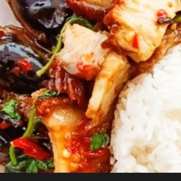 กระเพราหมูกรอบไข่เยี่ยวม้า