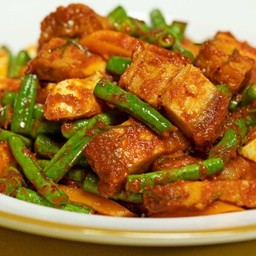 ผัดพริกแกงหมูกรอบราดข้าว