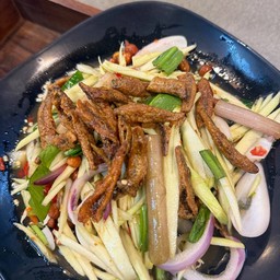 ยำมะม่วงปลากรอบ