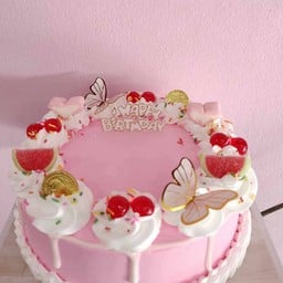 เค้กนมสด 2 ปอนด์ราดครีมนมชมพูแต่งด้วยขนมต่างๆ