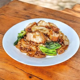 เส้นใหญ่ผัดซีอิ๊วหมูกรอบ