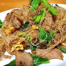 ราดหน้าหมูนุ่มป้าเพ็ญ